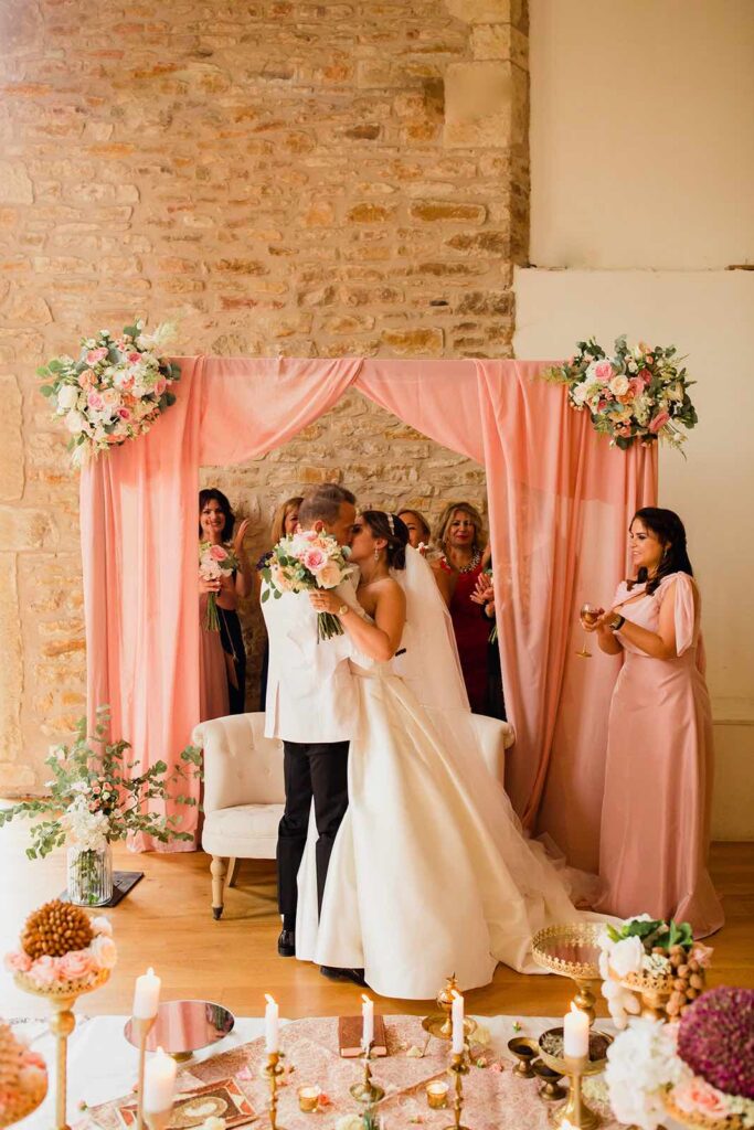 cérémonie laïque paris, décoration cérémonie laïque paris, mariés cérémonie laïque, mariage paris