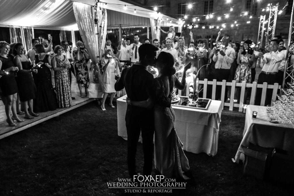 Feu Bengale, guirlandes guinguettes, extérieur, buffet desserts, cascade de champagne, noir et blanc, bisou