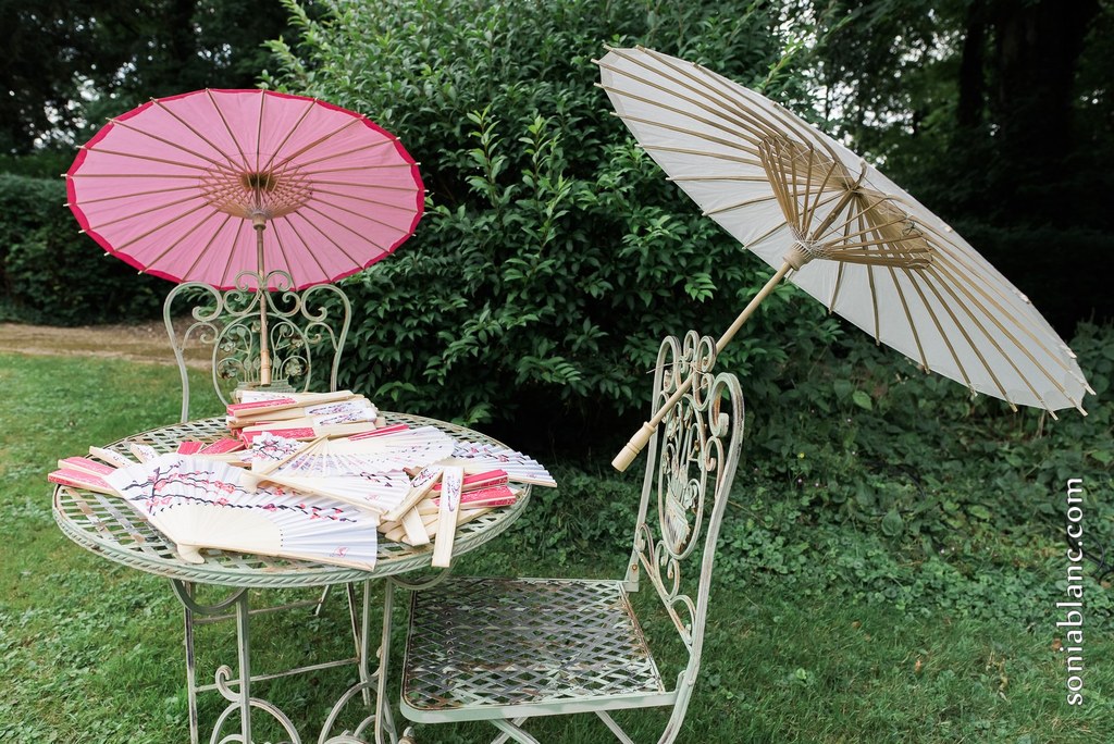 ombrelle, éventails, mariage en extérieur dans le Loiret, jardin, table, fer forgé, mobilier