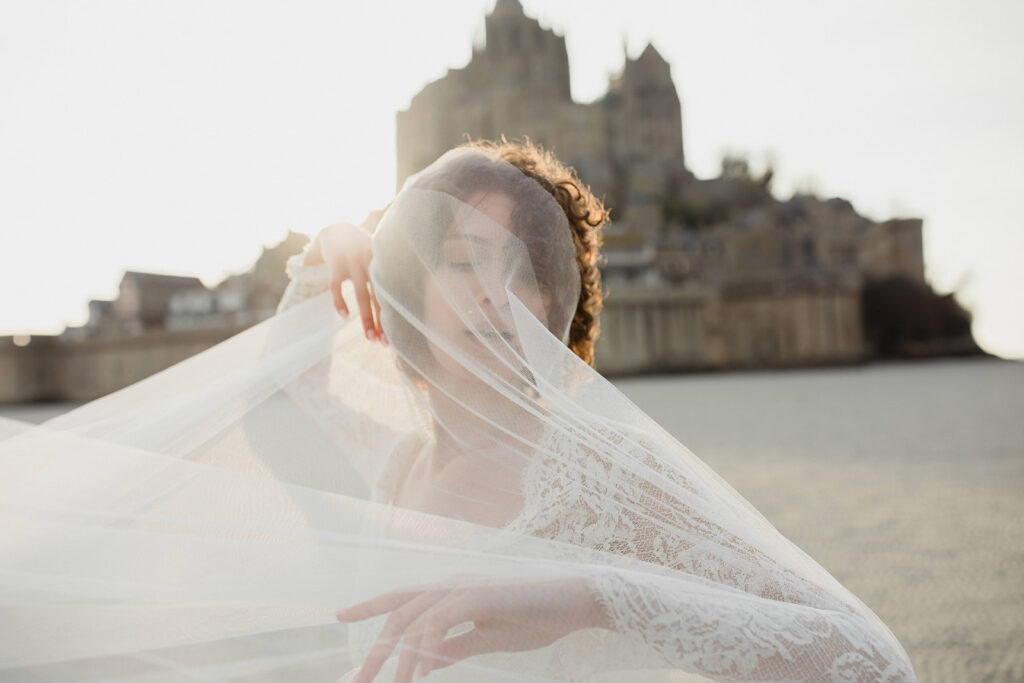 Séance couple Mont St Michel, voile