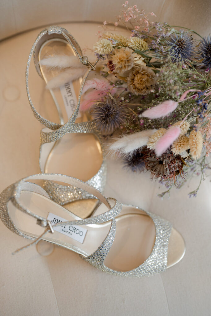 D Day Wedding Planner La Rochelle Wedding Planner Charente-Maritime Chaussures de mariée chaussure de mariage wedding shoes shoes addict sequin strass paillettes argenté fleurs de mariage mariée marié