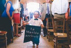 Tenues de vos enfants pour le jour-j ! Entrée enfant d'honneur, début de cérémonie religieuse, la mariée arrive, pancarte, animation mariage
