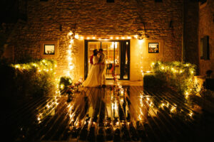 arches de mariage, wedding planner provence, officiante de cérémonie laïque provence, organsiatrice de mariage aix en provence, organisatrice de mariage marseille, organisatrice de mariage avignon, organisatrice de mariage orange, weddin planner aix en provence, wedding planner avignon, wedding planner marseille, wedding planner orange, officiante de cérémonie laique aix en provence, officiance de ceremonie laique marseille, officiante de ceremonie laique avignon, officiante de ceremonie laique orange, wedding planner lubéron, organisatrice de mariage luberon, ceremonie laique luberon, décoraion mariage, fleurs, tissus, rubans, lumières