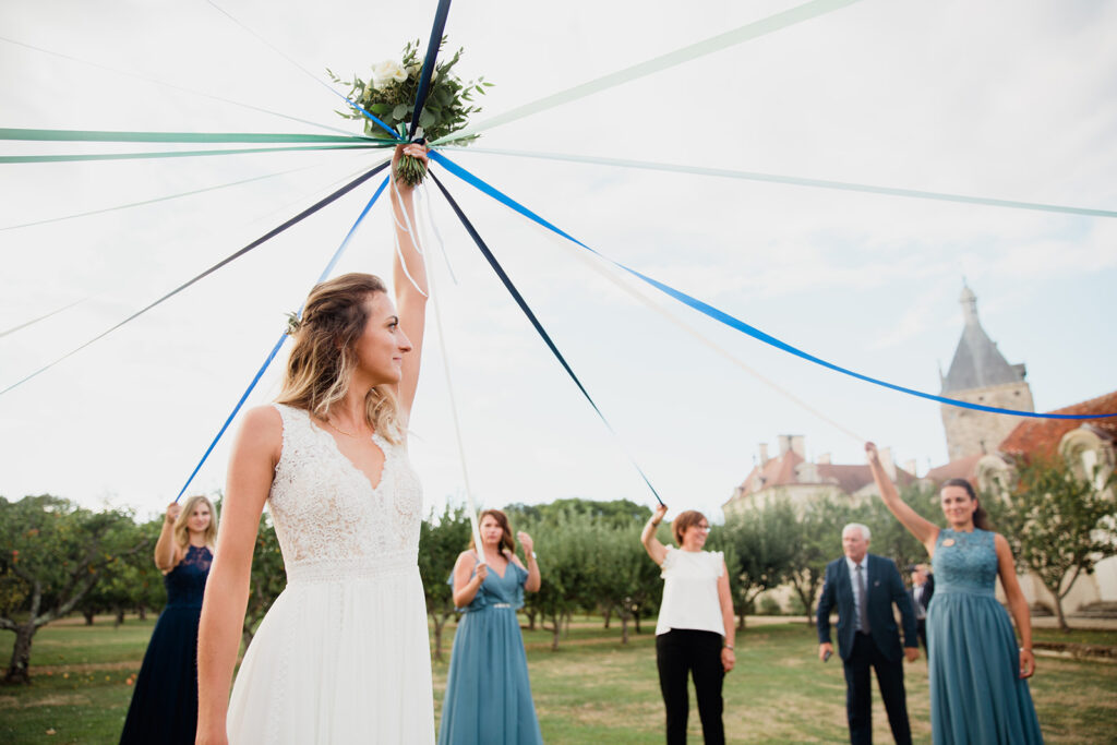 wedding planner provence, wedding planner luberon, organisatrice de mariage provence, organisatrice de mariage luberon, organisation de mariage aix en provence, organisation de mariage marseille, organisation de mariage avignon, officiant de ceremonie laique provence, lancer de bouquet, ronde des rubans