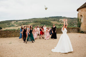 wedding planner provence, wedding planner luberon, organisatrice de mariage provence, organisatrice de mariage luberon, organisation de mariage aix en provence, organisation de mariage marseille, organisation de mariage avignon, officiant de ceremonie laique provence, lancer de bouquet, ronde des rubans