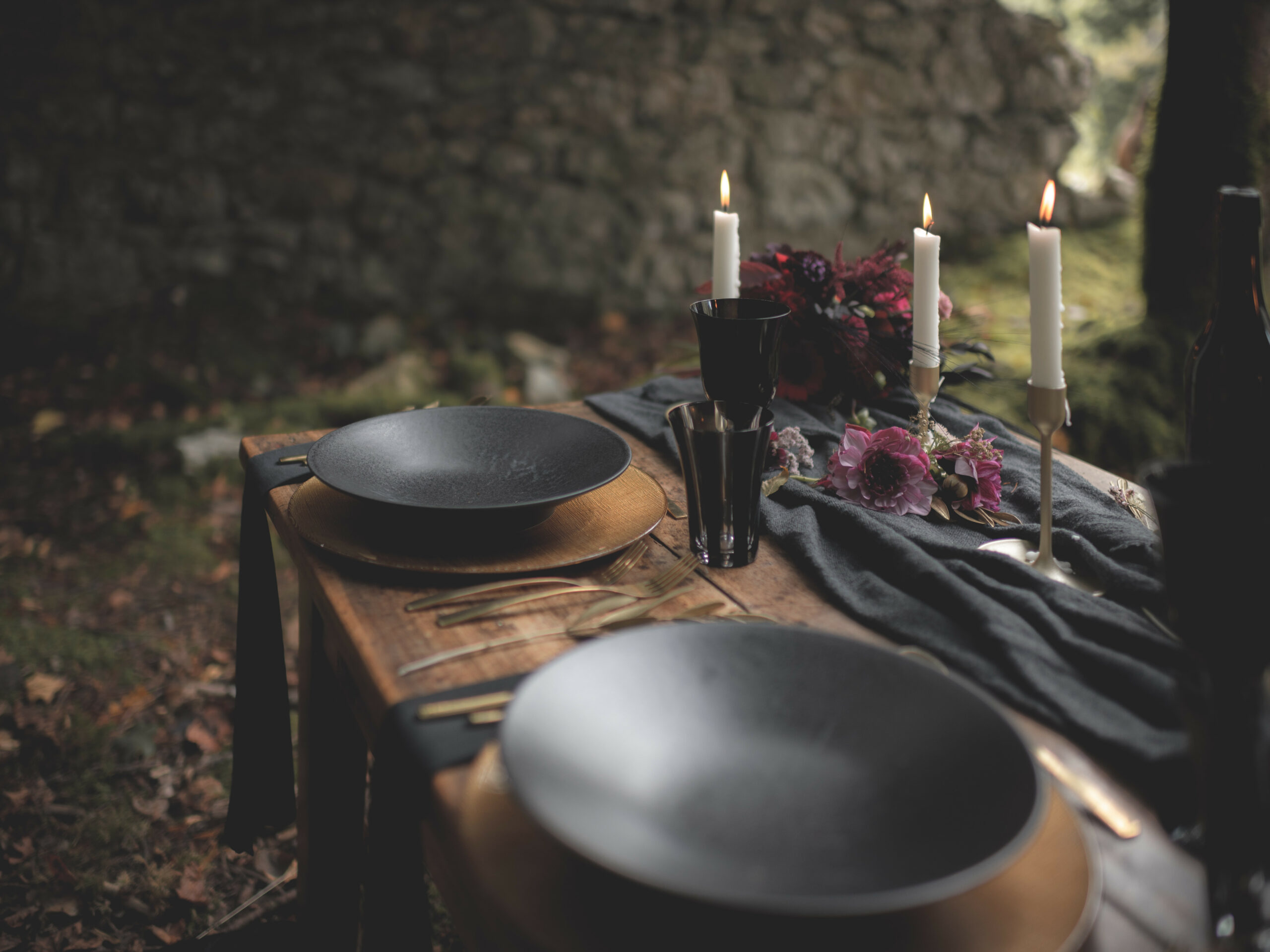 mariage, thème de mariage, noir, sombre, table, décoration, mariage en extérieur