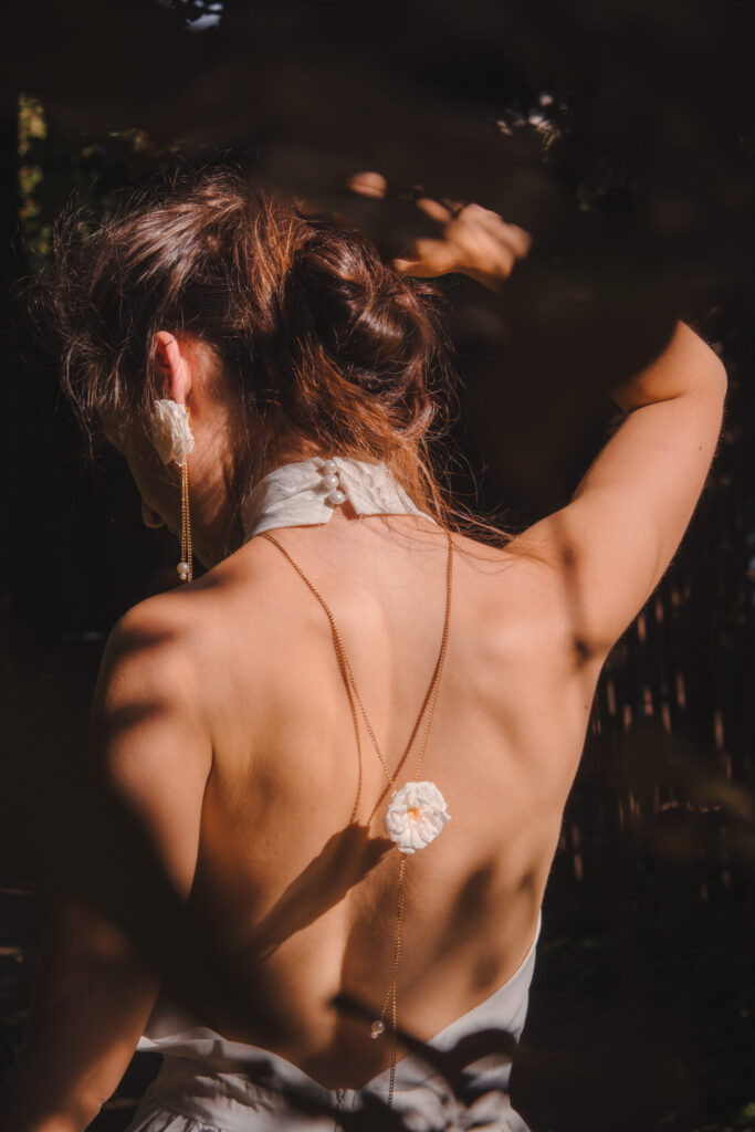 bijou de dos fleurs séchées pour votre mariage