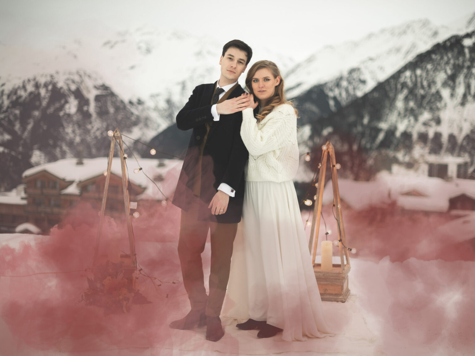mariés, couple, neige, montagne, fumigènes, costume brun, robe blanche