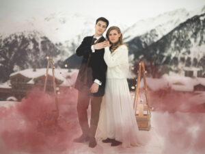 mariés, couple, neige, montagne, fumigènes, costume brun, robe blanche