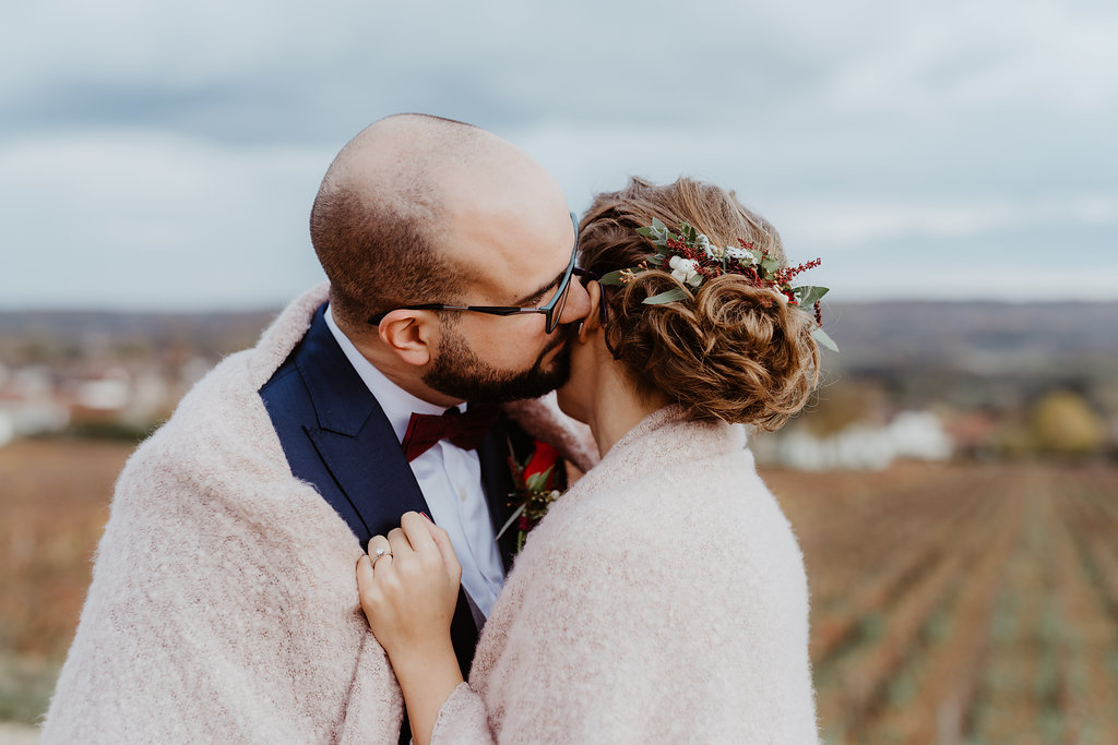 mariage de princesse à Orléans, voiture des mariés, séance photo couple, voile de la mariée, bouquet de la mariée, décapotable, voiture ancienne, voiture de collection