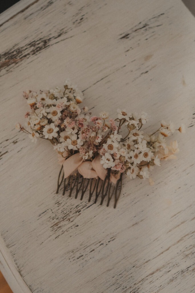  inspiration mariage 2021, inspiration mariage 2022, inspiration mariage 2023, le officiante de ceremonie aix en provence, officiante de ceremonie avignon, officiante de ceremonie luberon, officiante de ceremonie marseille, officiante de ceremonie provence, organisatrice de mariage aix en provence, organisatrice de mariage avignon, organisatrice de mariage luberon, organisatrice de mariage marseille, organisatrice de mariage provence, planner luberon, wedding, wedding planner aix en provence wedding planner marseille, wedding planner avignon, wedding planner provence, peigne de fleurs, fleurs séché, accessoire en fleurs séché
