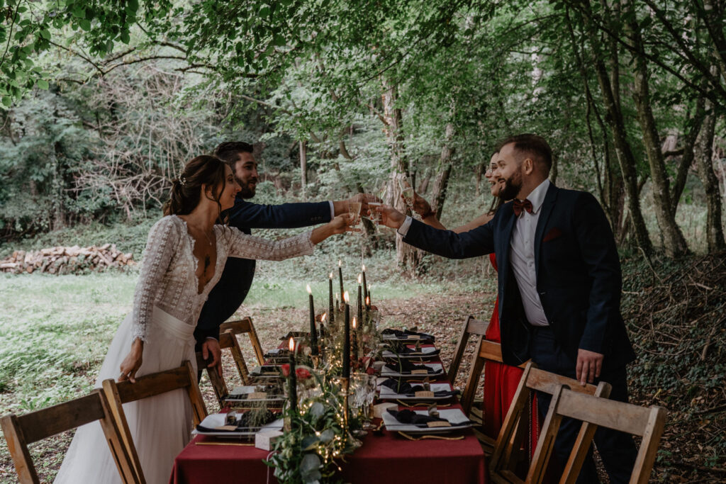 jeunes mariées qui trinquent 