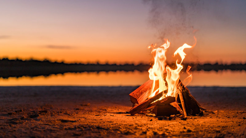 Mariage au bord de l'eau, au bord du feu, sur la plage, sable, eau, côtes, charente-maritime, lac, marais,