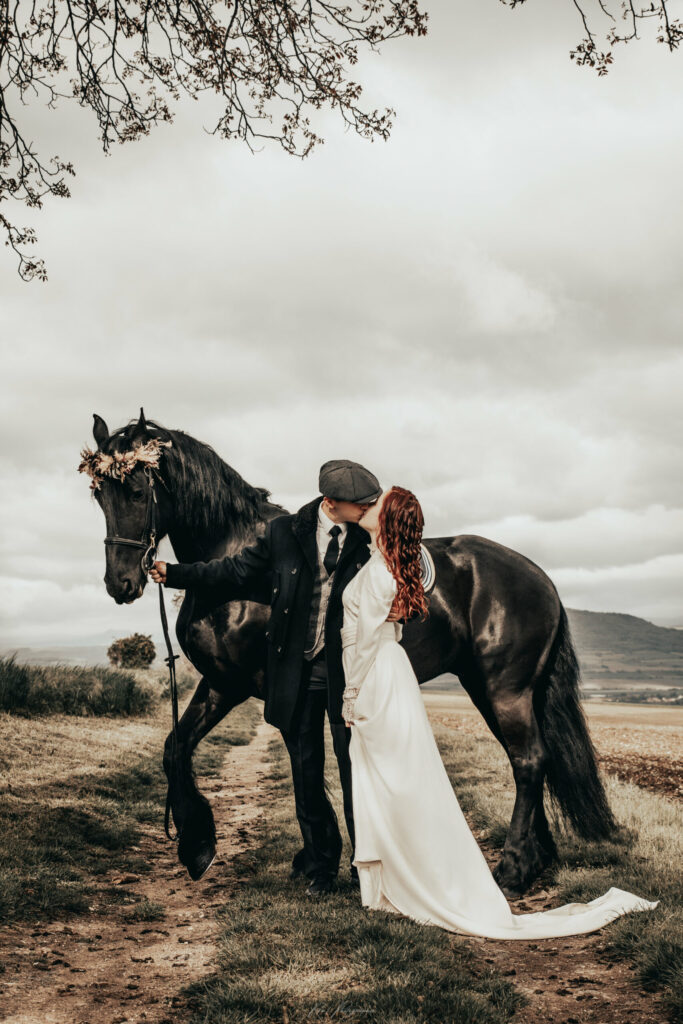 Mariage Peaky Blinders, arrivée mariage chevaux