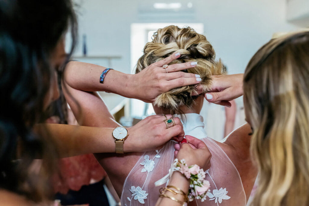 Témoin de mariage, les témoins attachent la robe de la mariée