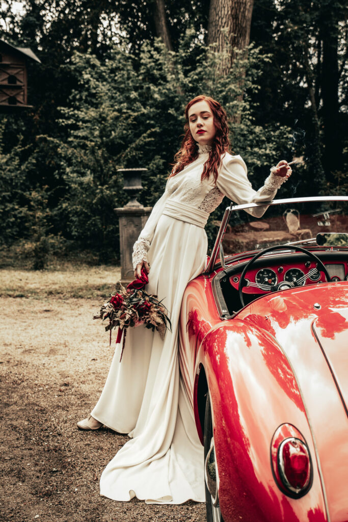 Mariage thème Peaky Blinders, mariée avec une voiture 