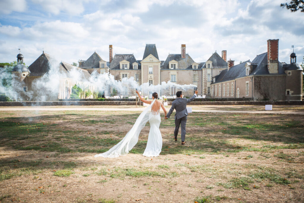 fumigène et jeunes mariés