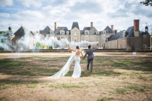 fumigène et jeunes mariés