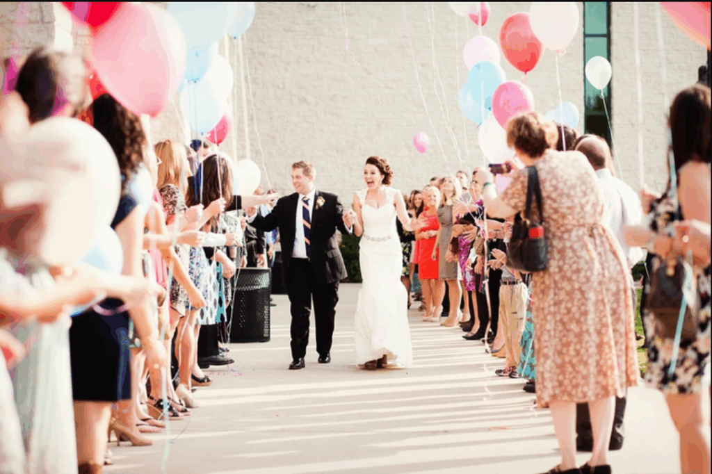 Haie d'honneur de ballons pour votre mariage en Normandie