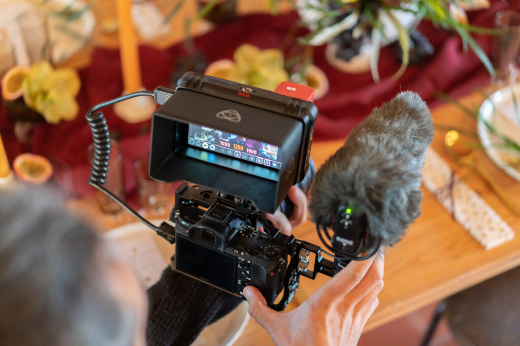 table colorée, mariage et déco, jaune et mariage, caméraman de mariage