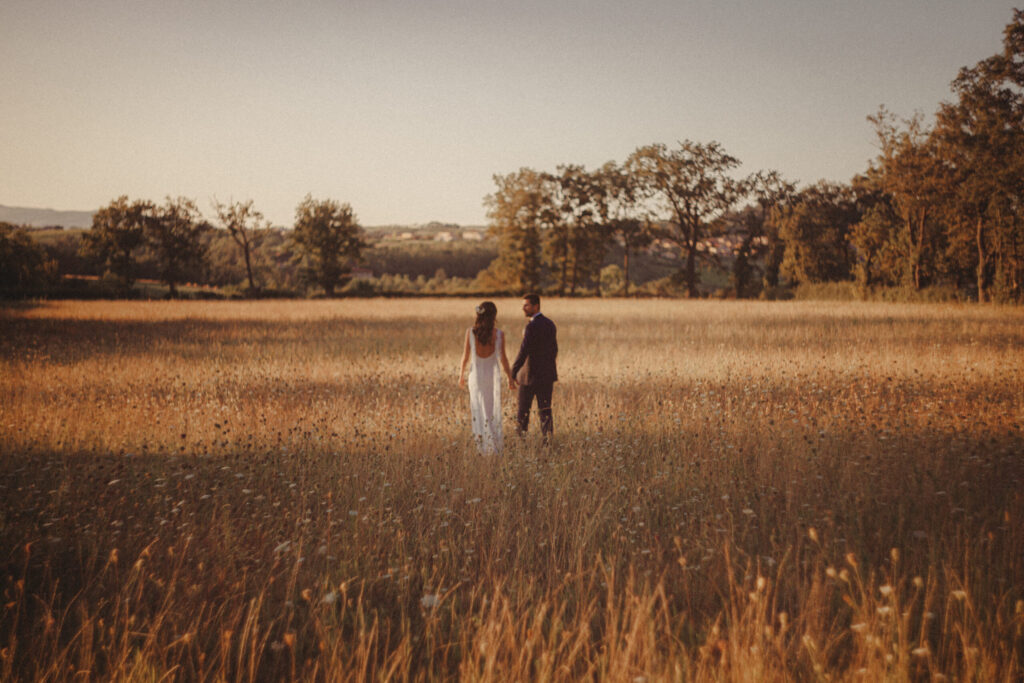 deux mariés dans un champ