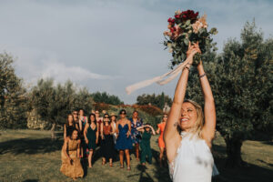mariée qui lance le bouquet