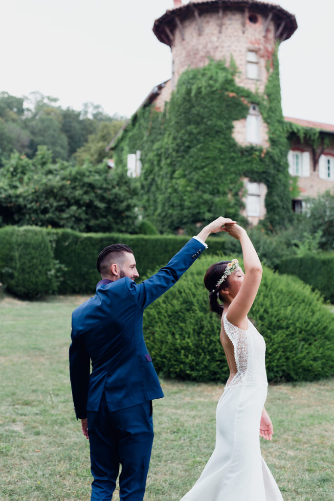 deux mariés qui dansent