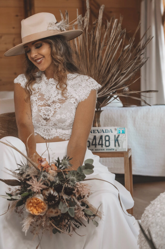mariage dans un tipi, tipi, boho, chapeau, mariée, bride, flowers