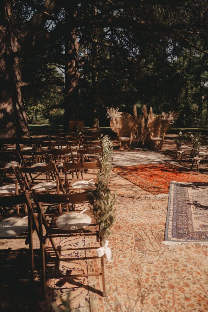 Cérémonie Laïque, allée, décorations, chaises, mariage eco-responsable