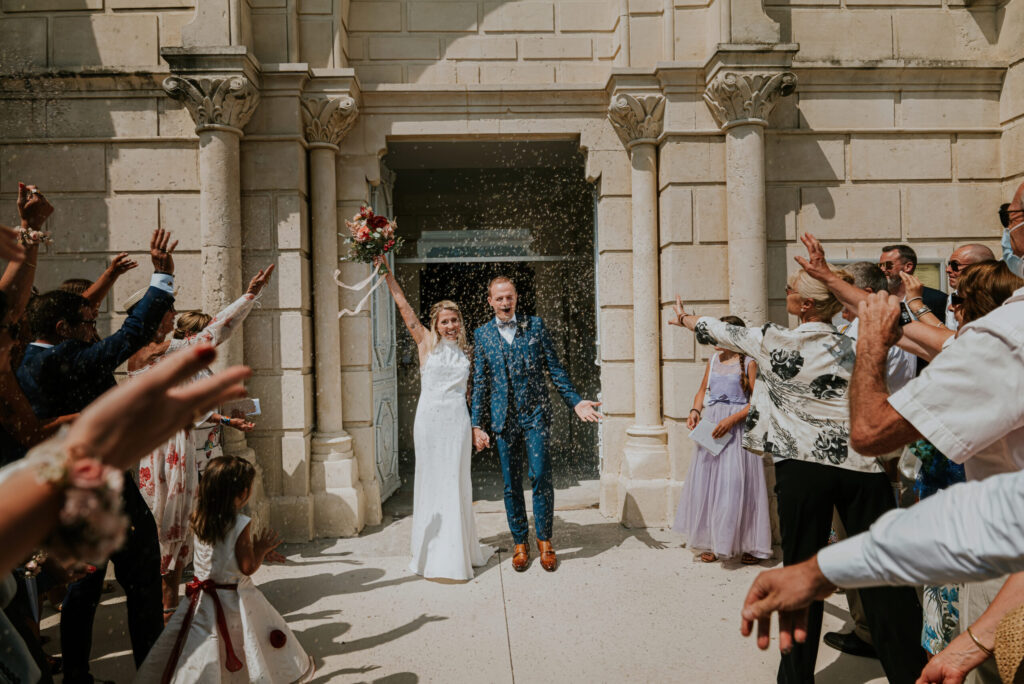 deux mariés sorti d'église