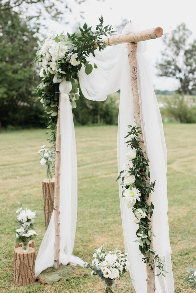 arche, cérémonie, cérémonie laïque, bois, fleurs, mariage, wedding