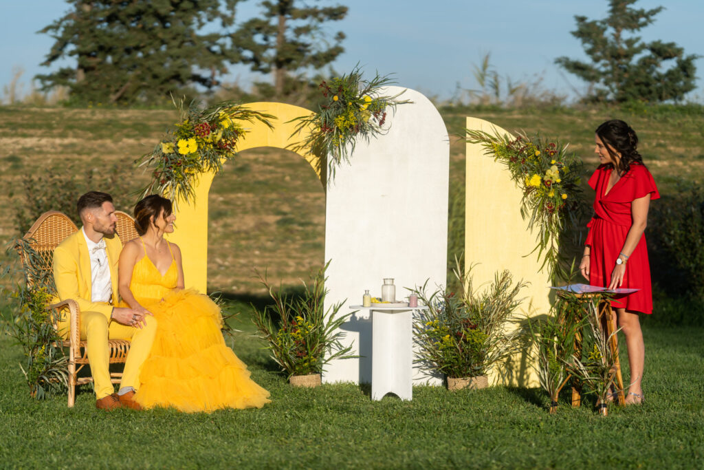 inspiration mariage 2022, inspiration mariage 2023, wedding inspo, officiante de ceremonie Provence, cérémonie lavandes, cérémonie vignes, organisatrice de mariage provence, organisatrice de mariage lavandes, organisation mariage vignes, wedding planner lavandes, wedding planner vignes, wedding destination, wedding destination france, robe de mariée colorée, robe de mariée jaune, costume marié couleur, costume marié jaune, golden hour, sunny love elopement, elopement