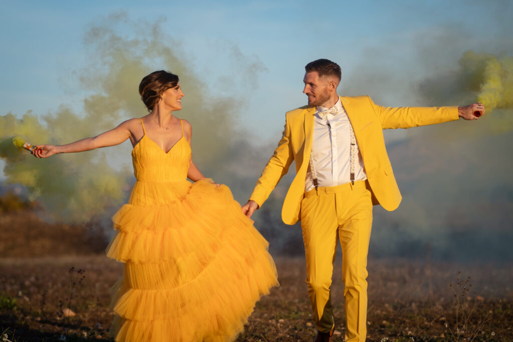 inspiration mariage 2022, inspiration mariage 2023, wedding inspo, officiante de ceremonie Provence, cérémonie lavandes, cérémonie vignes, organisatrice de mariage provence, organisatrice de mariage lavandes, organisation mariage vignes, wedding planner lavandes, wedding planner vignes, wedding destination, wedding destination france, robe de mariée colorée, robe de mariée jaune, costume marié couleur, costume marié jaune, golden hour, sunny love elopement, elopement