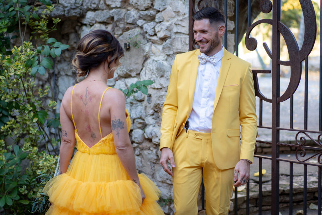inspiration mariage 2022, inspiration mariage 2023, wedding inspo, officiante de ceremonie Provence, cérémonie lavandes, cérémonie vignes, organisatrice de mariage provence, organisatrice de mariage lavandes, organisation mariage vignes, wedding planner lavandes, wedding planner vignes, wedding destination, wedding destination france, robe de mariée colorée, robe de mariée jaune, costume marié couleur, costume marié jaune, golden hour, sunny love elopement, elopement