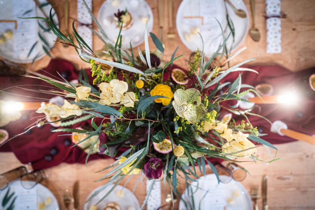 inspiration mariage 2022, inspiration mariage 2023, wedding inspo, officiante de ceremonie Provence, cérémonie lavandes, cérémonie vignes, organisatrice de mariage provence, organisatrice de mariage lavandes, organisation mariage vignes, wedding planner lavandes, wedding planner vignes, wedding destination, wedding destination france, robe de mariée colorée, robe de mariée jaune, costume marié couleur, costume marié jaune, golden hour, sunny love elopement, mariage lumineux