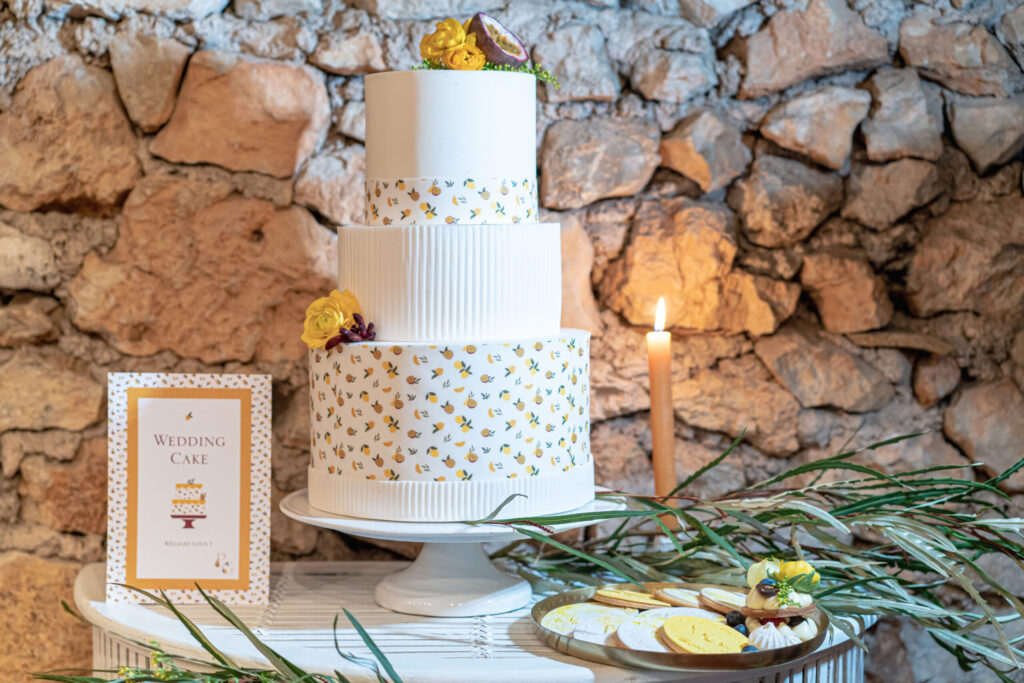 inspiration mariage 2022, inspiration mariage 2023, wedding inspo, officiante de ceremonie Provence, cérémonie lavandes, cérémonie vignes, organisatrice de mariage provence, organisatrice de mariage lavandes, organisation mariage vignes, wedding planner lavandes, wedding planner vignes, wedding destination, wedding destination france, robe de mariée colorée, robe de mariée jaune, costume marié couleur, costume marié jaune, golden hour, all over