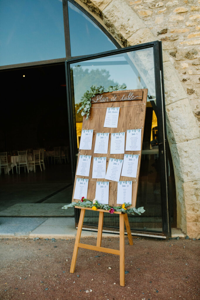 Plan de table sur panneau en bois