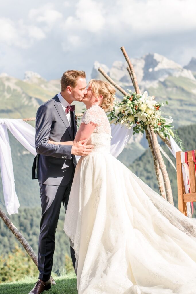 cérémonie laïque, ceremony, officiante de cérémonie, mountain wedding, summer wedding, just married, married, wedding, mariage, mountain
