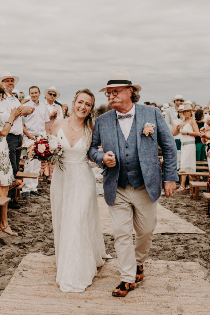 entrée des mariés, cortège, cérémonie laïque, mariage idf, mariage à paris, mariage région parisienne, plage