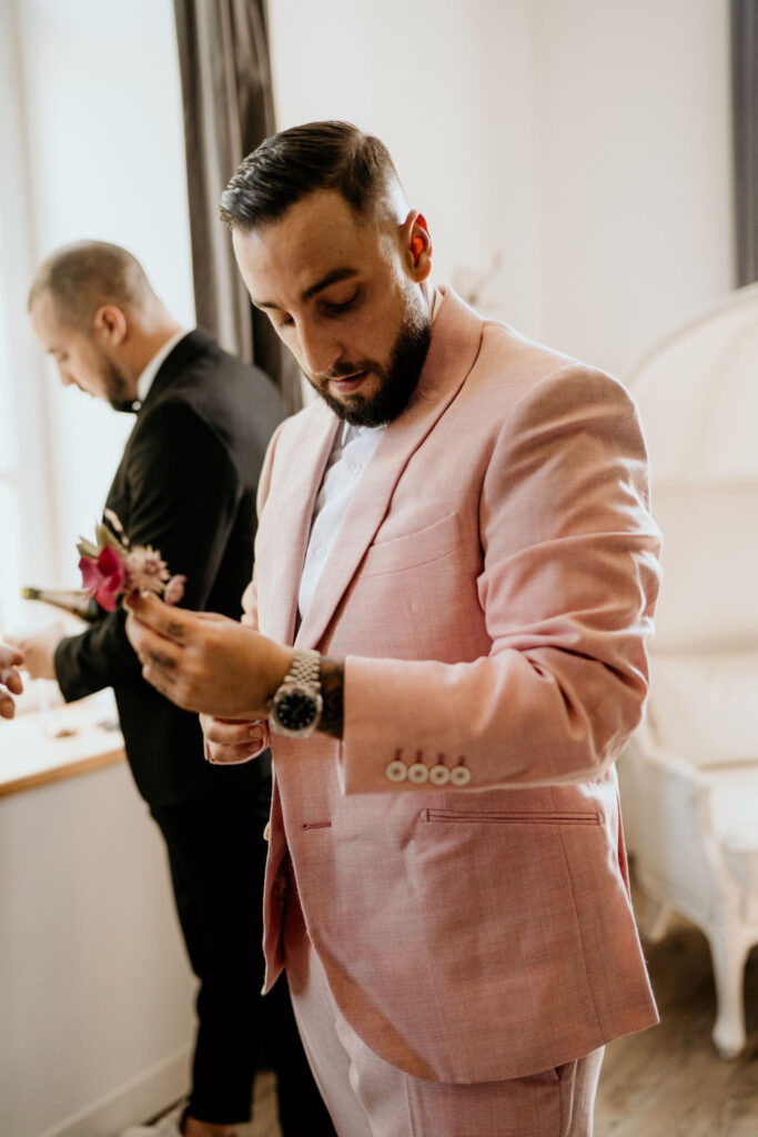 Costume de marié rose, costume du jour j , costume sur Avignon, costume parfait 