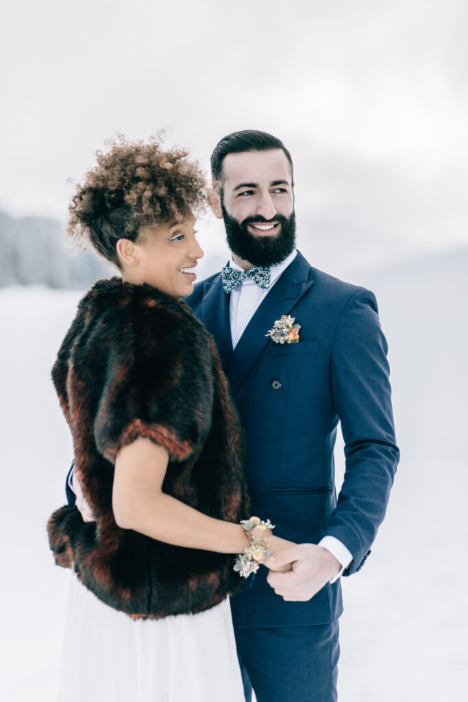 Un gilet en fourrure pour habiller sa robe de mariée