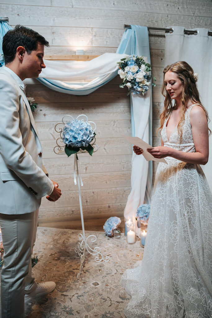 Mariage bleu, cérémonie laïque, voeux, mariage intimiste, officiante