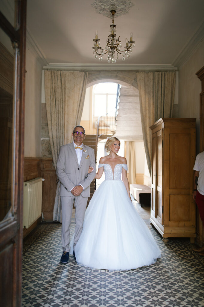 Père et fille, Mariée, Robe de mariée, entrée