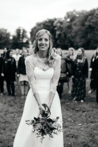 lancer de bouquet, femme, célibataire, mariée