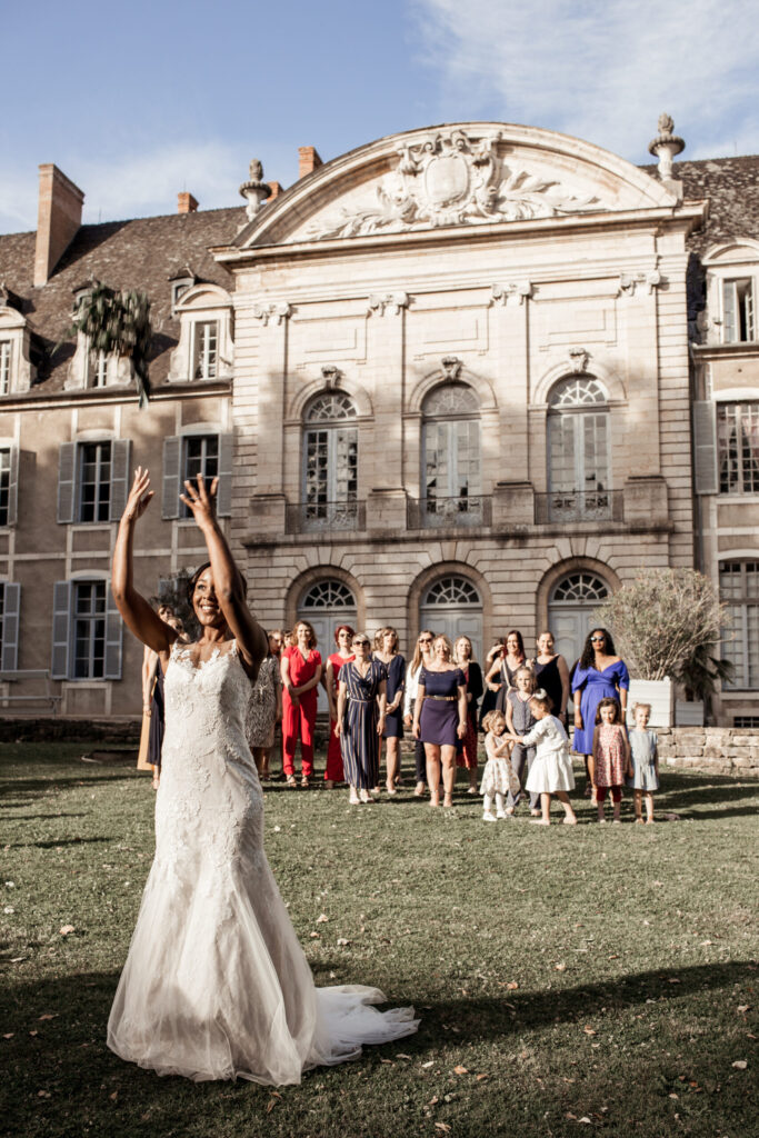 mariés, mariée, invités, alternatives au lancer du bouquet, lancer de bouquet, fleurs, femmes, robe blanche