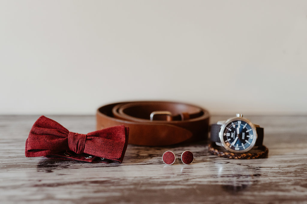 Les accessoires mariés, nœud papillon, montre, rouge, marron, Les accessoires essentiels des mariés