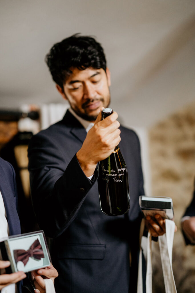 Bouquet de mariée rose et fuschia, arche cérémonie laïque