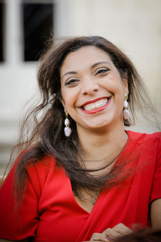 Paris, wedding planner en red dress