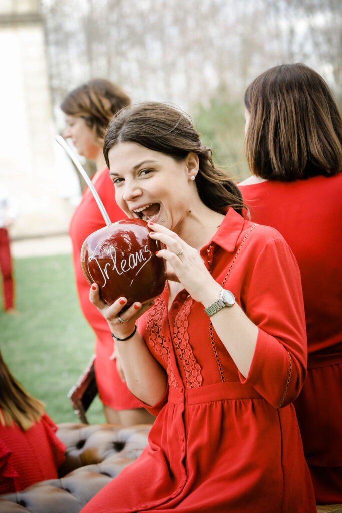  Orléans, wedding planner en red dress