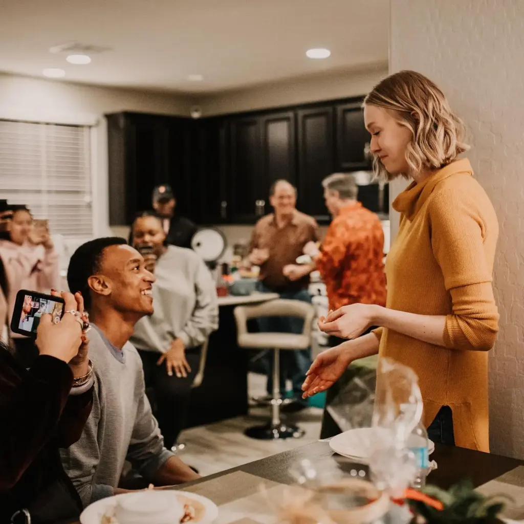 couple à la maison avec des proches